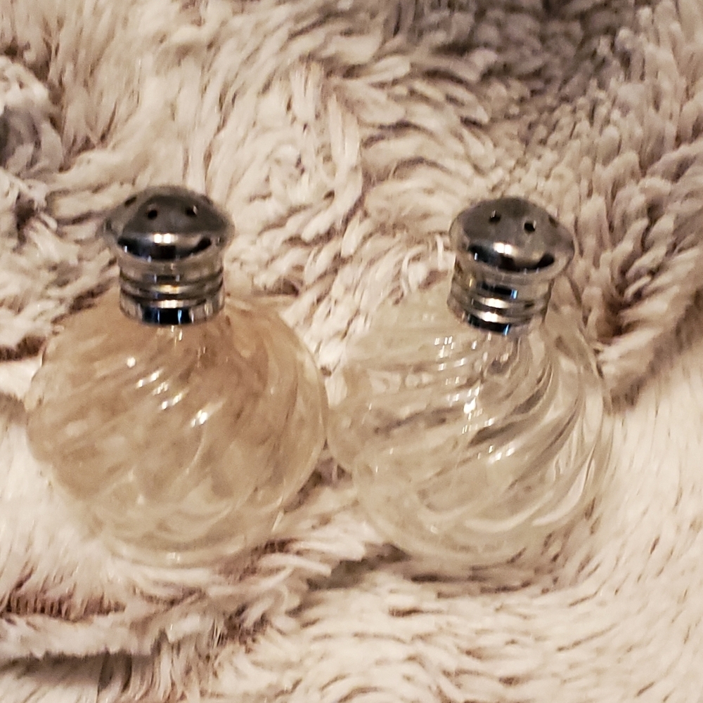 VINTAGE CLEAR SWIRL GLASS SALT AND PEPPER SHAKERS BY IRICE N. Y. b